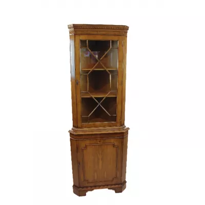 Eckvitrine aus Eibe corner Cupboard aus England mit Patina