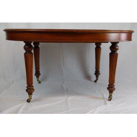 Esstisch aus Eibe im Victorian Style mir feiner Patina