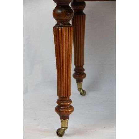 Esstisch aus Eibe im Victorian Style mir feiner Patina