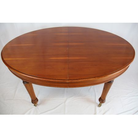 Esstisch aus Eibe im Victorian Style mir feiner Patina