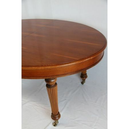 Esstisch aus Eibe im Victorian Style mir feiner Patina