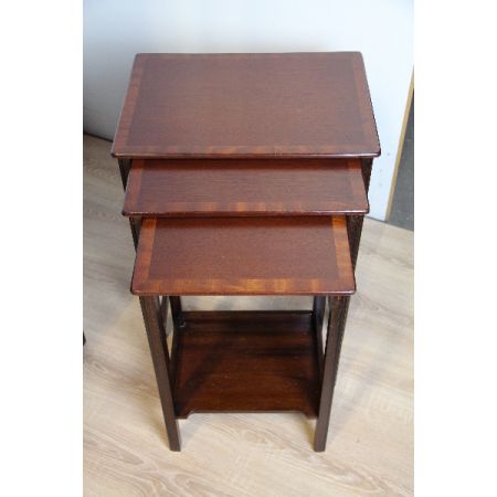 "Nest of tables" 3er-Satz Tische aus Massivholz Mahagoni und mit Patina