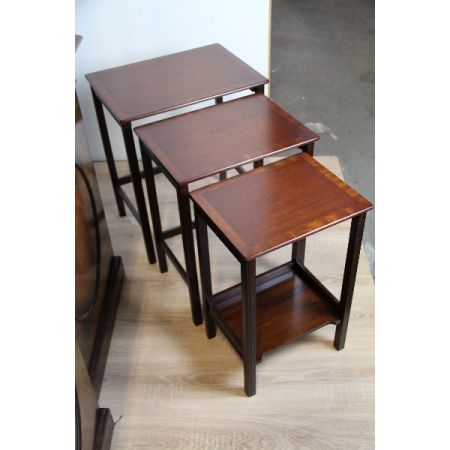 "Nest of tables" 3er-Satz Tische aus Massivholz Mahagoni und mit Patina