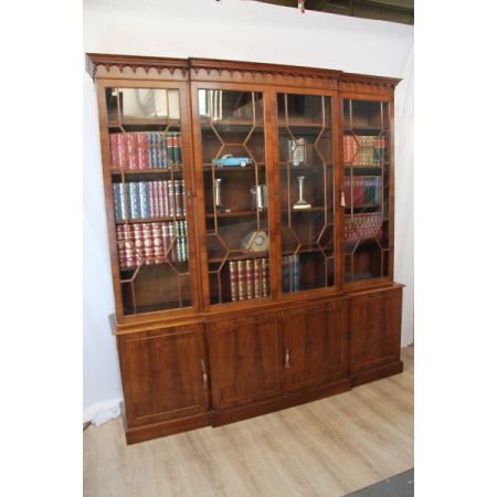 Breakfront bookcase aus Eibe Vitrineschrank aus England