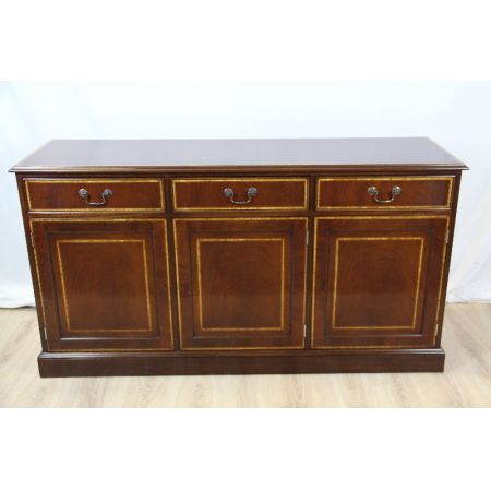 Dreitüriges Sideboard aus Mahagoni england mit Intarsien und Patina