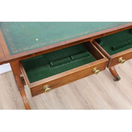 Schreibtisch aus Eibe / Ladies desk mit grünem Leder