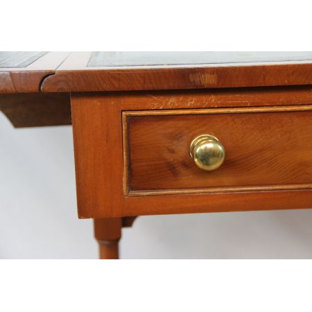 Schreibtisch aus Eibe / Ladies desk mit grünem Leder