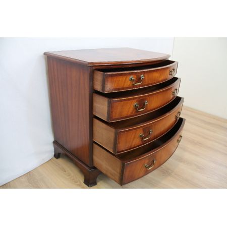 Bowfront Mahagoni Kommode aus England mit gut erhaltener Patina