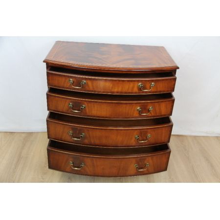 Bowfront Mahagoni Kommode aus England mit gut erhaltener Patina