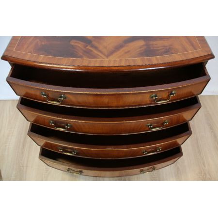 Bowfront Mahagoni Kommode aus England mit gut erhaltener Patina