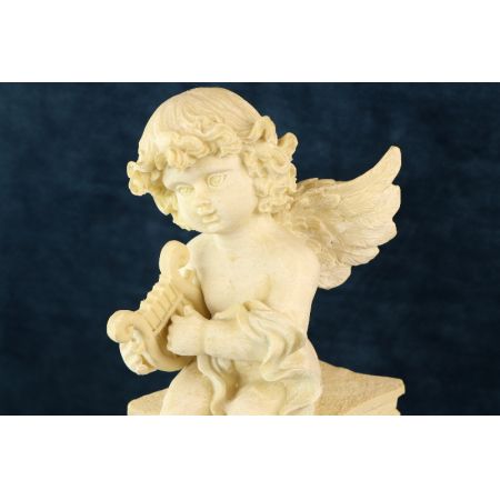 Figur Engel auf Säule mit Harfe