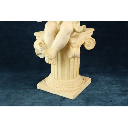 Figur Engel auf Säule mit Harfe