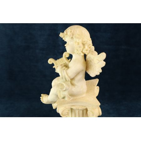 Figur Engel auf Säule mit Harfe