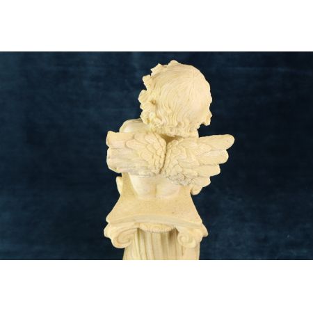 Figur Engel auf Säule mit Harfe