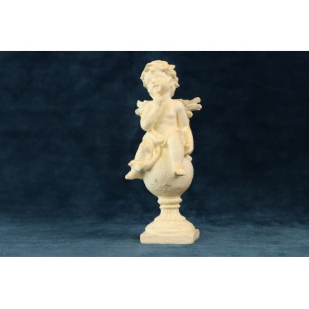 Engel weiß auf Podest