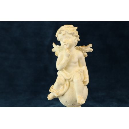 Engel weiß auf Podest