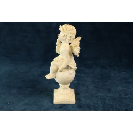 Engel weiß auf Podest