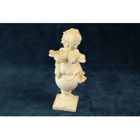 Engel weiß auf Podest