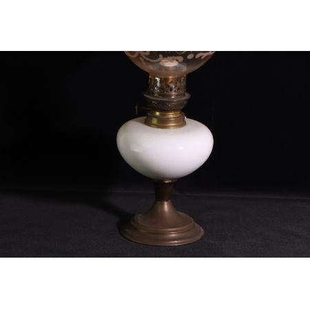 Petroleumlampe mit Milchglas  Porzelan Holzständer