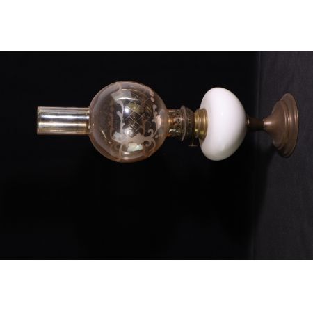 Petroleumlampe mit Milchglas  Porzelan Holzständer