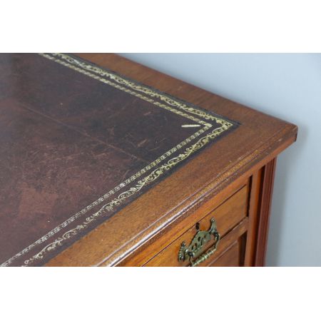 Antiker Schreibtisch aus Mahagoni