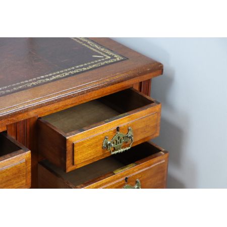 Antiker Schreibtisch aus Mahagoni