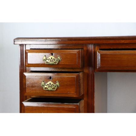 Antiker Schreibtisch aus Mahagoni