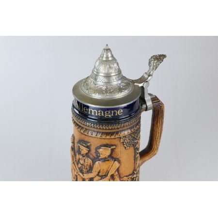 Antiker Bierkrug mit Metalldeckel aus Keramik mit Flachrelief, Jagdmotiv