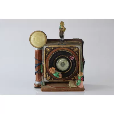 Antike Spieluhr in Form eines Fotoapparates mit niedlichen Bärenfiguren