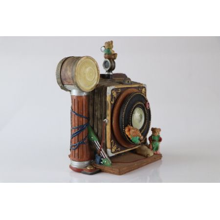 Antike Spieluhr in Form eines Fotoapparates mit niedlichen Bärenfiguren