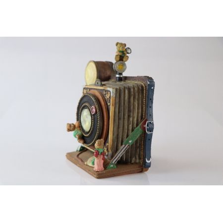 Antike Spieluhr in Form eines Fotoapparates mit niedlichen Bärenfiguren