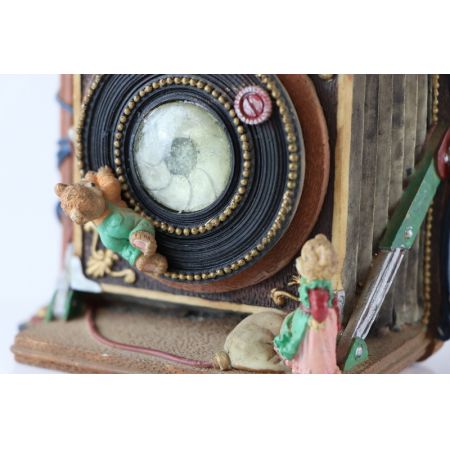 Antike Spieluhr in Form eines Fotoapparates mit niedlichen Bärenfiguren