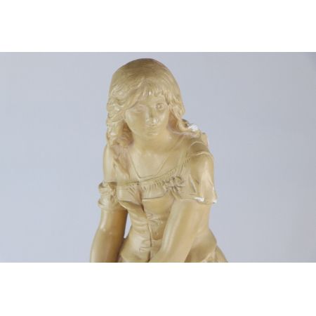 Antike Skulptur aus Frankreich "Sitzende Frau"