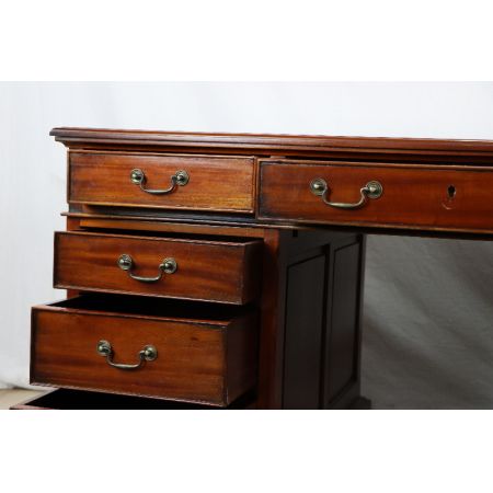 Englischer Mahagoni Schreibtisch/  Pedestal Desk mit 9 Schubladen