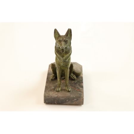 Antike Statue mit Hundemotiv, Metall auf Stein