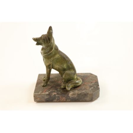 Antike Statue mit Hundemotiv, Metall auf Stein