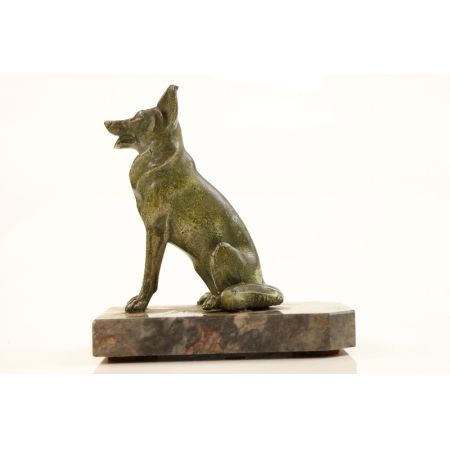 Antike Statue mit Hundemotiv, Metall auf Stein