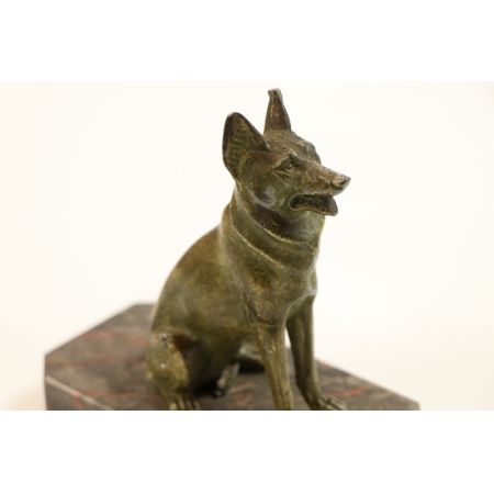 Antike Statue mit Hundemotiv, Metall auf Stein