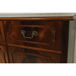 Klassisches englisches Sideboard mit Bracket Feet, in Mahagoni