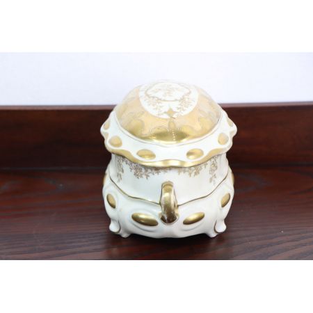 Vintage Porzellandose mit goldfarbenen Applikationen