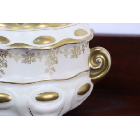 Vintage Porzellandose mit goldfarbenen Applikationen