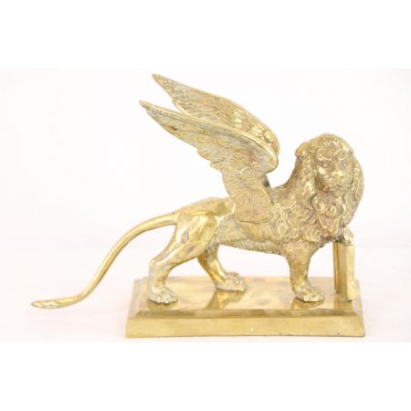 Goldene Löwen Statue mit Flügeln