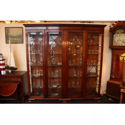 Eleganter Wohnzimmerschrank mit Regency Stil Verglasung, viertürig