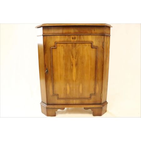 Antiker Eckschrank mit Verglasung im Regency Stil