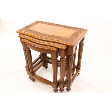 Antikes Nest of Tables mit schönen Intarsien