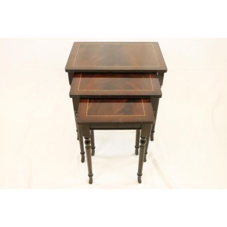 Antikes Nest of Tables aus Mahagoni mit schönen Intarsien
