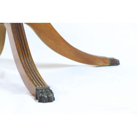 Antiker runder Esstisch auf einer Säule