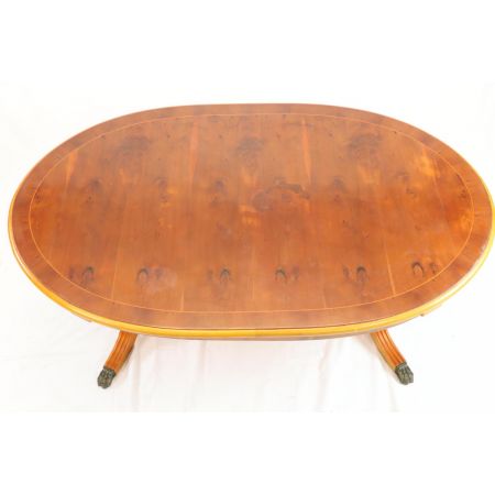 Ovaler coffee table / Sofatisch in Eibe mit Paw Feet