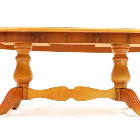 Ovaler coffee table / Sofatisch in Eibe mit Paw Feet