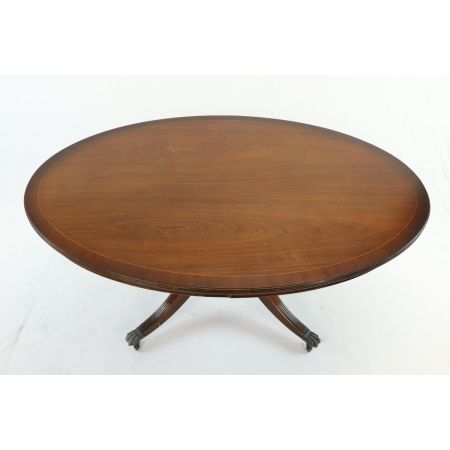 Ovaler Sofatisch auf Rollen